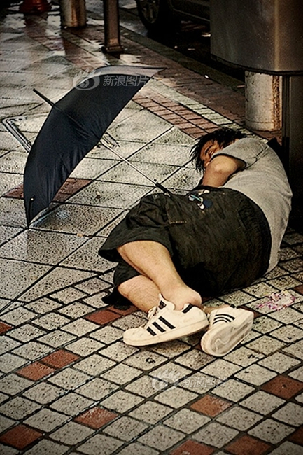纪录日本东京街头上睡去的人们，也许是不堪疲倦亦或者是喝多醉倒。写实的纪录，让我们看见了在這些忙碌社會里的奔波，那份或多或少的无奈。 不知道从什么时候开始，过劳死跟责任制开始出现在我们眼前。上班时数越来越长，疲劳轰炸越来越久。上班族常常在上车第一件事后就是抢好位倒头就睡。是的，我们都累了，但是生活依旧要过。【摄影师】Adrian Storey，英国摄影师。现居东京。这组作品名为《Let the poets cry themselves to sleep》。