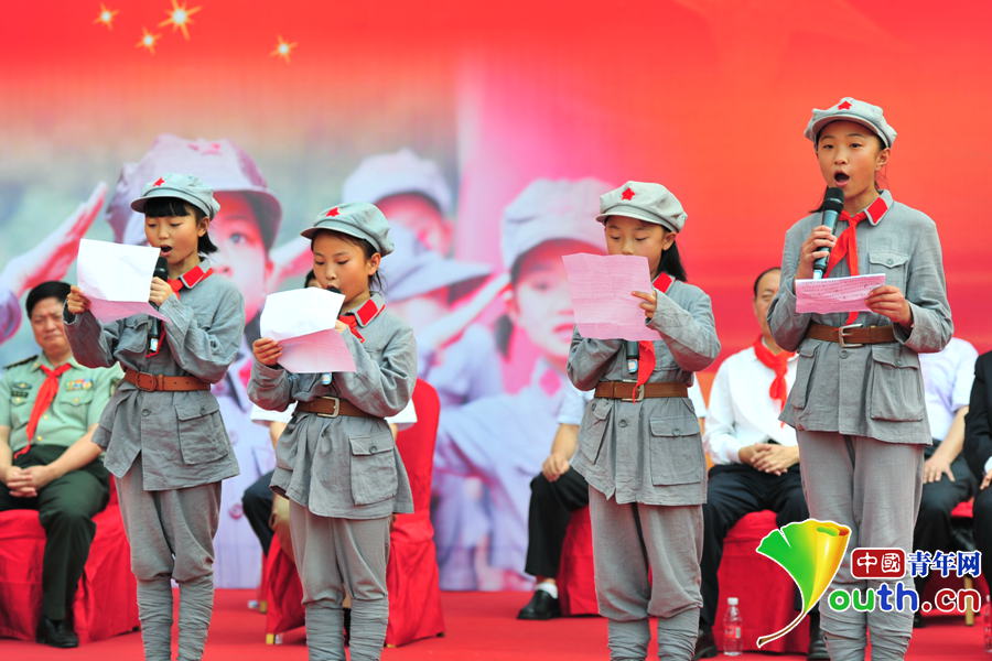 图为习仲勋红军小学的“小红军”们代表革命老区学生发言。