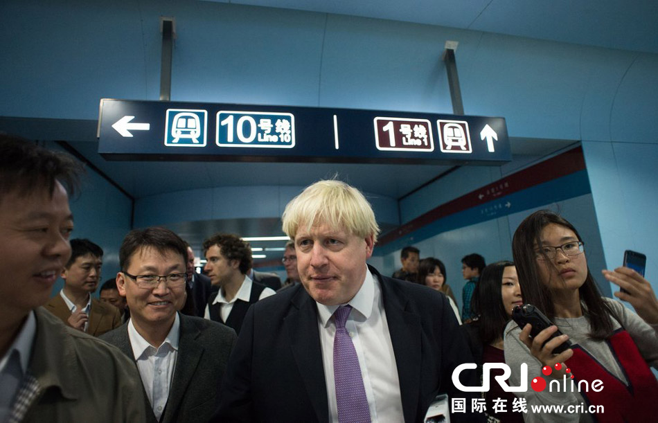 2013年10月15日，伦敦市长鲍里斯·约翰逊体验北京地铁一号线，从西单站乘坐至公主坟站，与交通负责人进行交流，视察中国首都的交通是如何运营的。