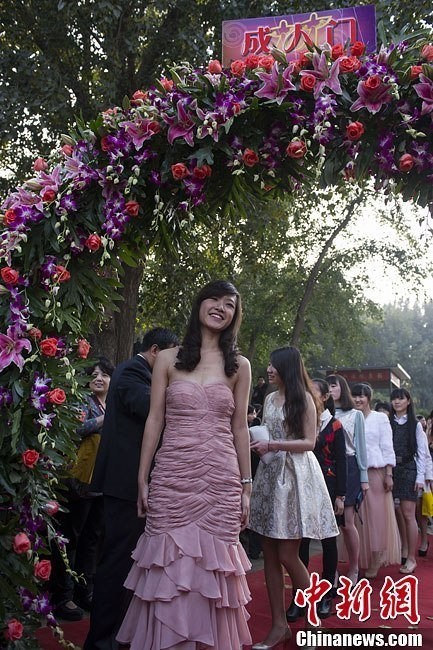 10月17日，北京600名高三学生在圆明园举行成人礼。几名穿着靓丽的女生吸引了在场同学们的目光，面对即将来临的高考，这么个成人礼让大家放松了些许，大家一起过生日。