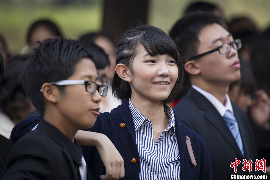 10月17日，北京600名高三学生在圆明园举行成人礼。几名穿着靓丽的女生吸引了在场同学们的目光，面对即将来临的高考，这么个成人礼让大家放松了些许，大家一起过生日。