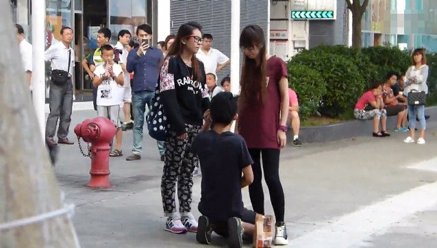 男子被女友连续掌掴14次，不仅没有一点脾气，还跪地苦求。今年10月4日，这段在香港街头拍下的视频在网络疯传。该名女子被网友冠以'14巴港女'，更被网友起底，随后被警方以袭击罪拘捕。昨日上午该案件在九龙城裁判法院宣判，20岁女子郑欣娜获控方不提证供起诉，准以自签1000元(港元，下同)，及守行为12个月，并需付讼费300元。