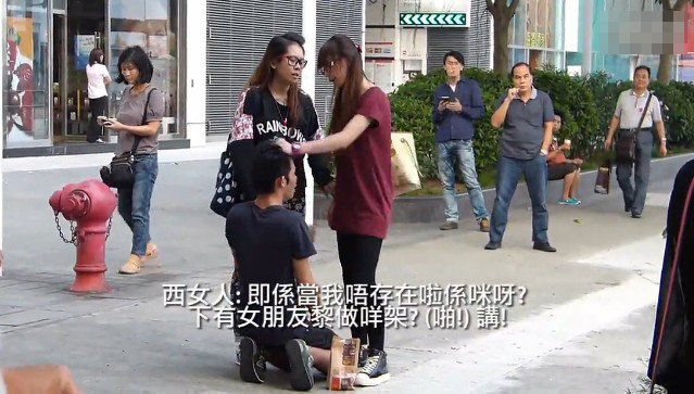 男子被女友连续掌掴14次，不仅没有一点脾气，还跪地苦求。今年10月4日，这段在香港街头拍下的视频在网络疯传。该名女子被网友冠以'14巴港女'，更被网友起底，随后被警方以袭击罪拘捕。昨日上午该案件在九龙城裁判法院宣判，20岁女子郑欣娜获控方不提证供起诉，准以自签1000元(港元，下同)，及守行为12个月，并需付讼费300元。