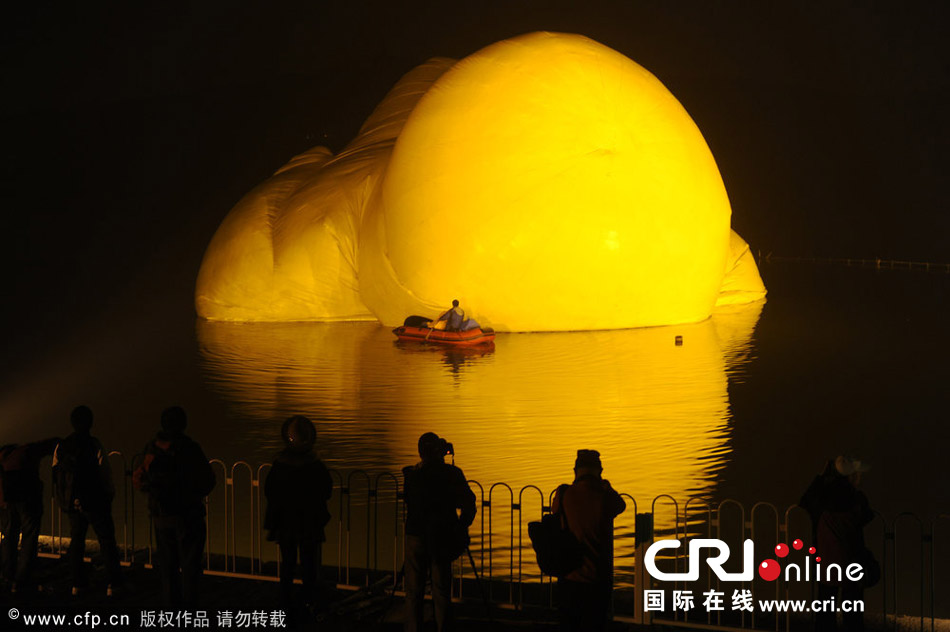 2013年10月27日晚，大黄鸭开始泄气，"吻别"颐和园，正式结束北京之旅。