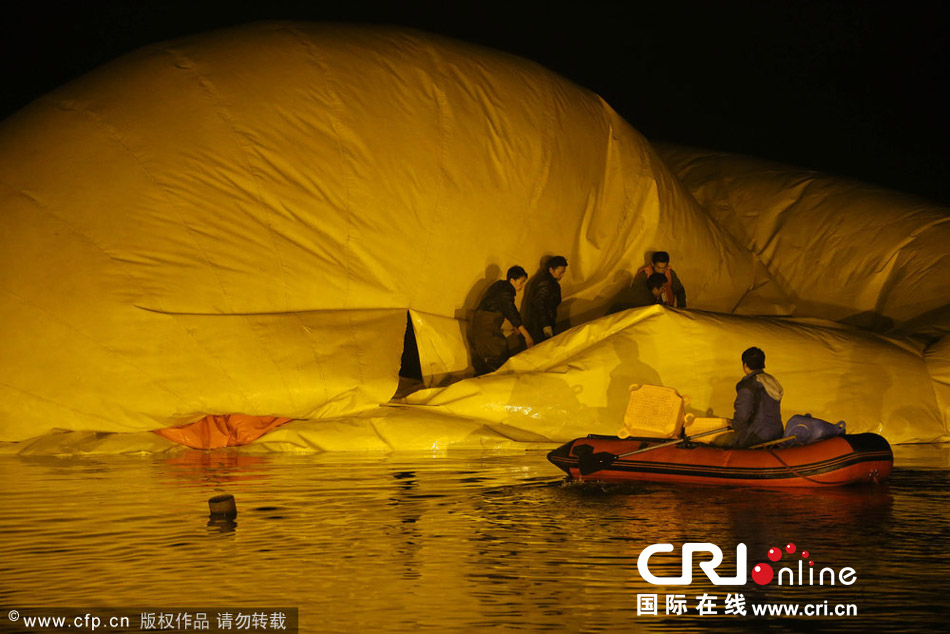 2013年10月27日晚，大黄鸭开始泄气，"吻别"颐和园，正式结束北京之旅。