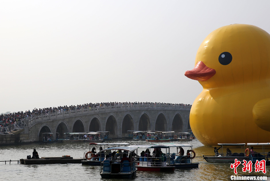 10月3日，北京颐和园十七孔桥上人头攒动。当日，正值十一黄金周期间，每日约有十万余游客涌入颐和园，观赏大黄鸭。