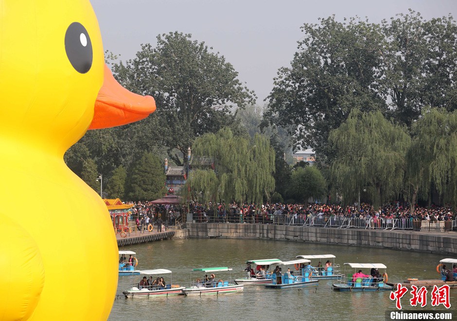 10月3日，北京颐和园人头攒动。当日，正值十一黄金周期间，每日约有十万余游客涌入颐和园，观赏大黄鸭。