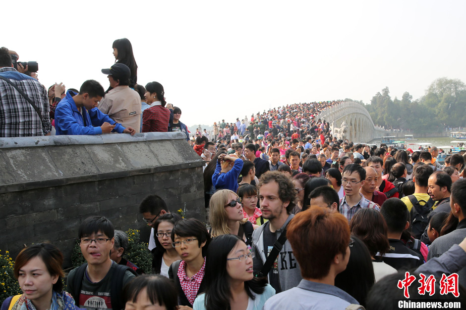 10月3日，颐和园十七孔桥变成“人桥”。当日，正值十一黄金周期间，每日约有十万余游客涌入颐和园，观赏大黄鸭。