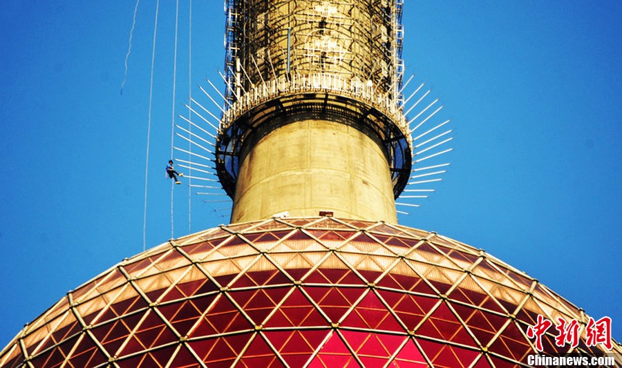 上海东方明珠塔19年来首次大清洗