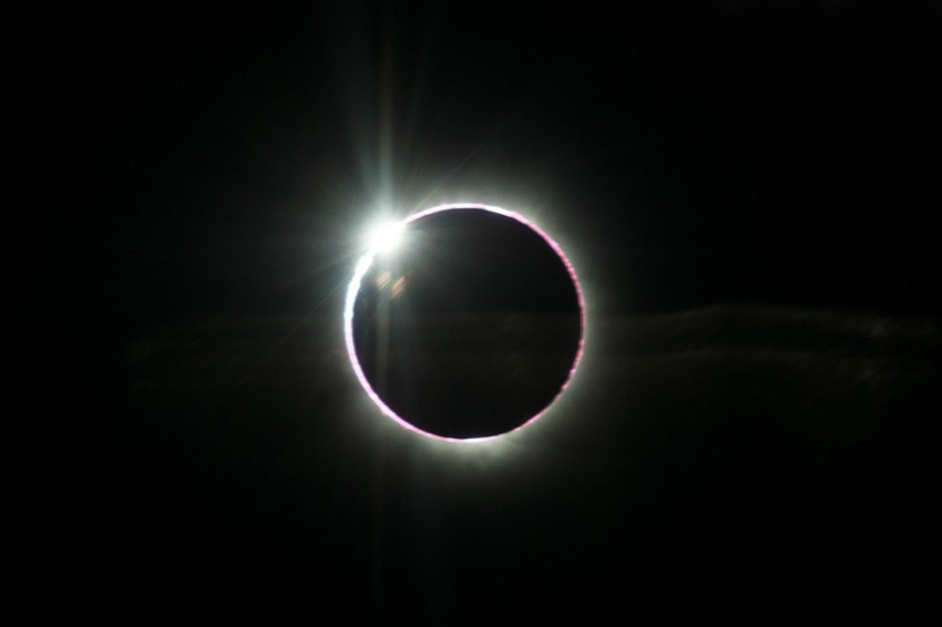 全球多地上演天文奇观“日全环食” 最美日全食，资深天文摄影者Ben Cooper拍摄于43000英尺(约合13106米)高的大西洋上空。 “我们只能透过云层观看到太阳的部分光亮，全食的全过程只持续了14秒，特别遗憾的是没有看到‘金边’。”前往肯尼亚观看日食的天文摄影师虞骏对记者说，“日食的过程本来就非常短暂，身临其境感觉更是转瞬即逝。” 北京时间3日19:05开始，本世纪第二次日全环食上演。“日食从北京时间19:05开始，月亮的影子开始投射到地球上，整个过程持续了3.3个小时，由于影子在地球表面的移动速度不一样，所以各地观测到的日食时间也有差别，其中全食持续时间最长的地方位于靠近非洲西海岸的大洋中，但也只有1分39秒。”北京天文馆馆长朱进说。 为何此次日食受到这么大的关注?“本次日食的最大看点，就是这是一次罕见的日全环食。”北京天文馆的李昕告诉记者，“日食分日全食、日环食和日偏食三种。在一次日食过程中，在掩食带中心线上的有些地方可以观测到全食，另一些地方可以观测到环食，那么我们就称其为混合食，又被称之为‘第四种日食’。” 李昕介绍，如果日食发生期间地月距离恰到好处，那么从地球上观测到的太阳和月球的视直径就会几乎相等。但由于月球运动和地球表面弧度会导致地月距离在日食发生期间的数小时内有微小变化，这就是混合食的形成原因。混合食也有三种情况，即开始全食结束环食，开始环食结束全食，以及中间全食两端环食，但绝不会出现中间环食两端全食的混合食。本次混合食为第一种情况。 整个20世纪(1901年至2000年)共发生了228次日食，其中只有6次混合食。21世纪也只有7次混合食，出现在今年11月3日的这次是21世纪的第二次混合食。在本次日食的开始阶段，大西洋西部的掩食带内可观测到日环食。由于食分非常接近1，只能看到持续2、3秒钟的环食。但这正是混合食的精华，食分接近1的环食非常壮观，被称为“金边日食”。但这片可观测区域位于大洋之中，前往观测的难度很大。随后日食转变为全食，掩食带穿过大西洋，进入非洲中部，在东非结束。 本次日全环食虽然正值北京时间的夜里，但是在北美洲东南部、南美洲北部、大西洋大部、非洲大部、欧洲南部、亚洲西部和印度洋西部的广阔区域可以观测到日偏食。尽管我国境内无法观测到这一精彩的天象，但还是有一些“土豪”追日团跟随太阳的脚步。 “这样的日全环食上一次发生在2005年4月8日，下一次发生将在2023年4月20日，想看就要再等上十年了。”虞骏说。