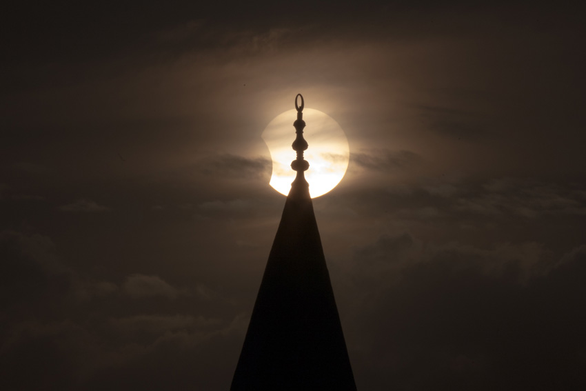 11月3日，埃及首都开罗，日蚀开始后一处清真寺的尖顶。当日下午4时许，埃及首都开罗出现日蚀天象。新华社记者崔新钰摄
