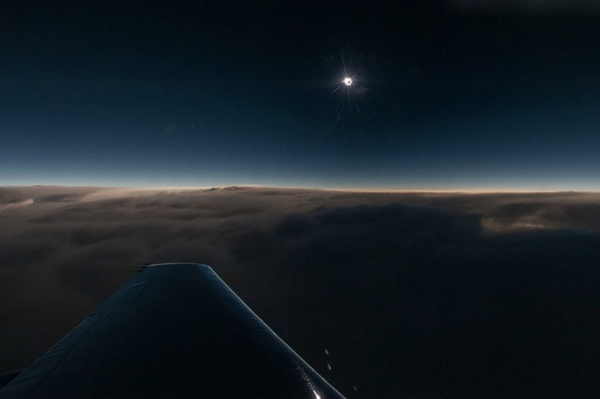 飞机上看到的日偏食，资深天文摄影者Ben Cooper等十二人包机拍摄于大西洋上空。