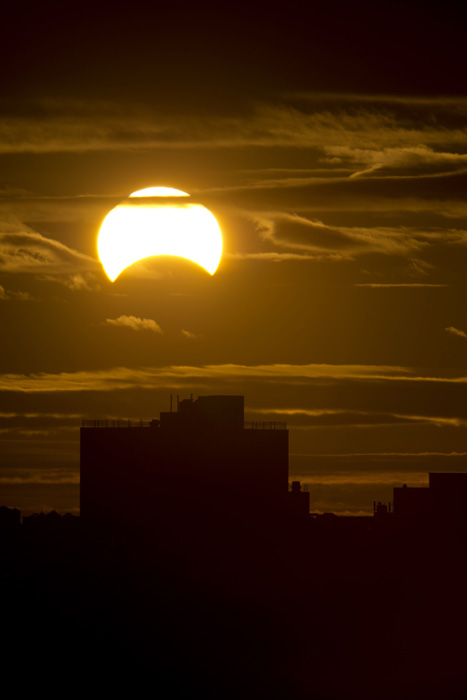 这是11月3日在美国纽约皇后区拍摄的日偏食景象。新华社/法新