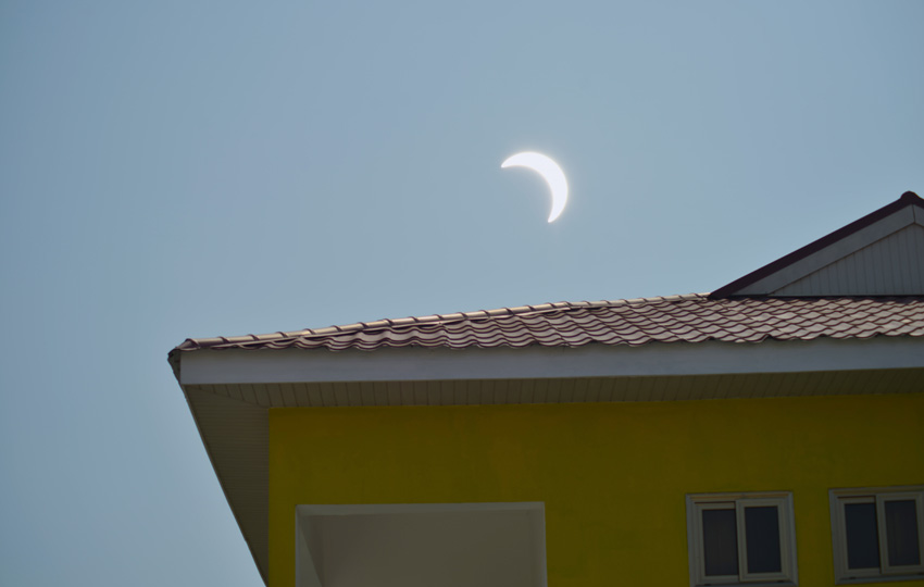 图为11月3日在加纳首都阿克拉观测到的日偏食天文奇观。（多重曝光）新华社发（李川摄）