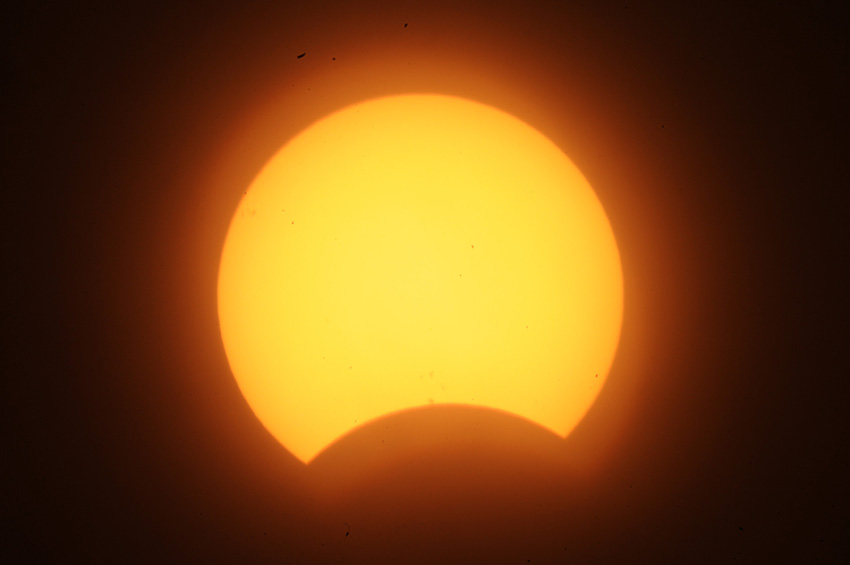 这是11月3日在苏丹喀土穆出现的日食景观。当日，天文奇观日食上演。新华社发（穆罕默德·巴比克尔摄）