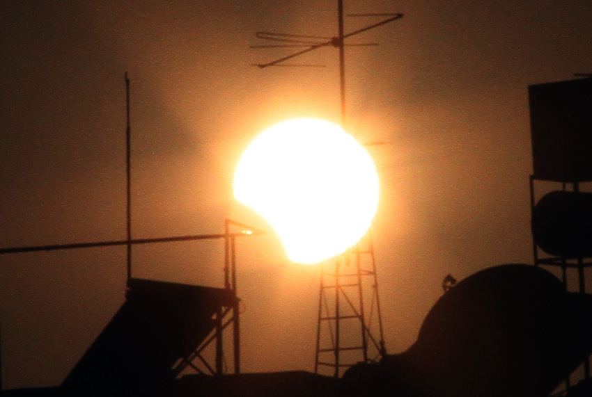 这是11月3日在叙利亚首都大马士革拍摄的日偏食景象。叙利亚当地时间3日下午3时许出现日偏食现象。新华社发（巴西姆摄）