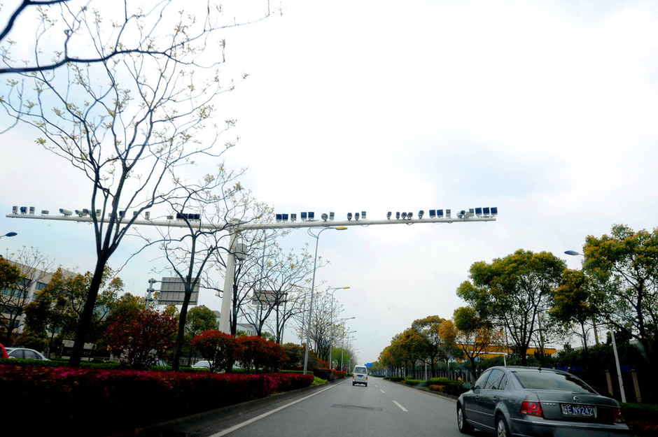 2013年11月03日，上海市宝山区友谊路与克山路路口，一根杆子上安装了将近60只探头引起不少过往司机的好奇，上方的杆子上，密密麻麻的探头就象“小燕子”排在杆子上。不少路人及司机都被这么多探头惊呆了。有路人说，在4月份，北侧的杆子上还只有24只探头，最近数了一下，又增加了五六只。有市民和司机则说，管它什么探头，只要咱遵纪守法，按章驾驶，安装再多的探头也不怕。