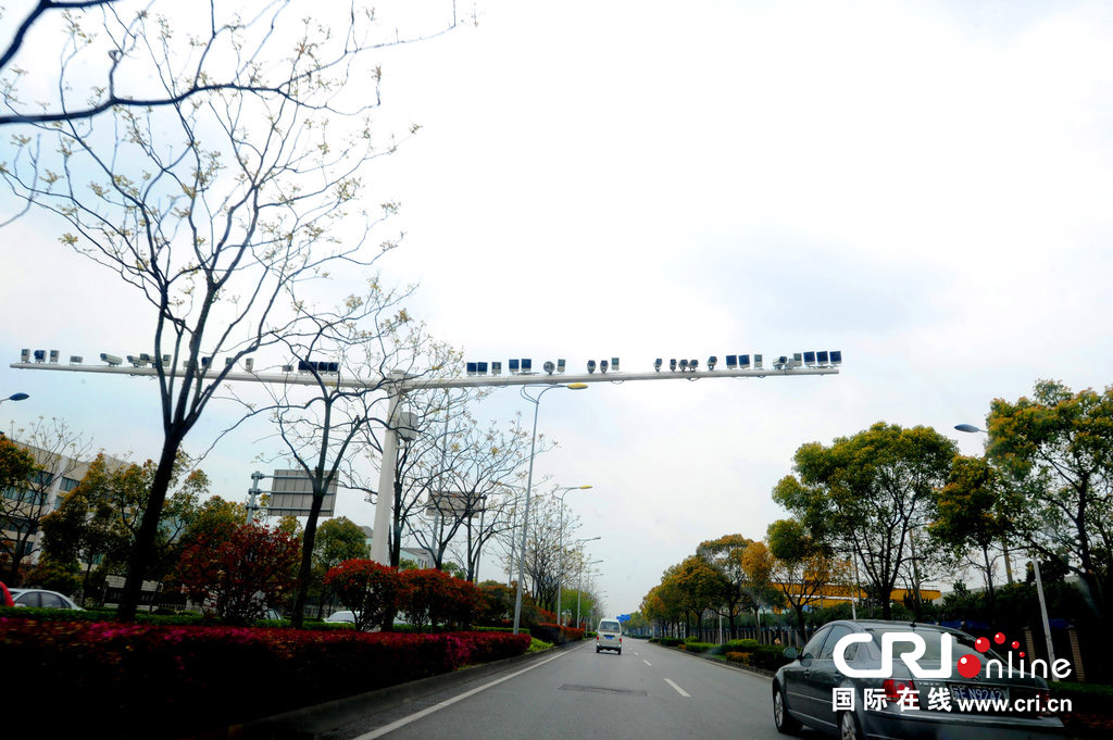 2013年11月03日，上海市宝山区友谊路与克山路路口，一根杆子上安装了将近60只探头引起不少过往司机的好奇，上方的杆子上，密密麻麻的探头就象“小燕子”排在杆子上。不少路人及司机都被这么多探头惊呆了。有路人说，在4月份，北侧的杆子上还只有24只探头，最近数了一下，又增加了五六只。有市民和司机则说，管它什么探头，只要咱遵纪守法，按章驾驶，安装再多的探头也不怕。