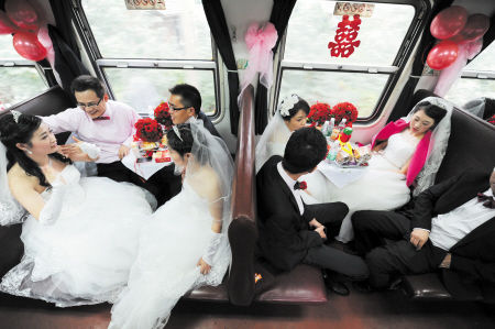 昨日，新人们乘坐“韶山一号”列车赴韶山参加红色集体婚礼。