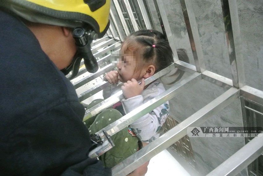 桂林3岁女孩头卡防盗网悬空 消防员成功营救