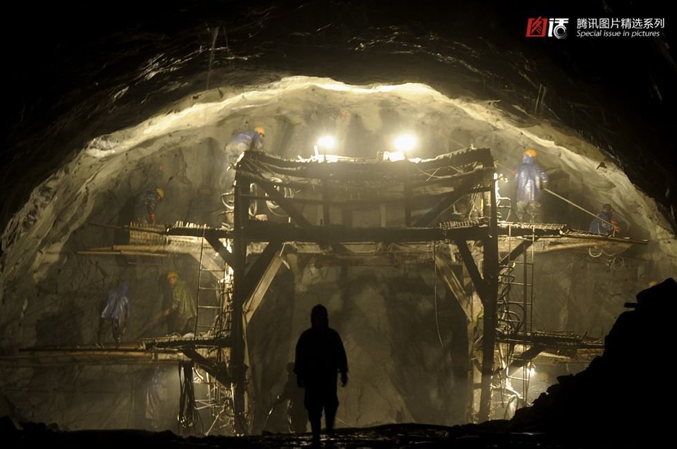 嘎隆拉雪山隧道是现代冰川地区最长的公路隧道，它穿越多条地质断裂带，岩体破碎，涌水量大，地质构造、水文地质条件极其复杂。图为2010年工人在嘎隆拉雪山打隧道。(新华社记者普布扎西摄)