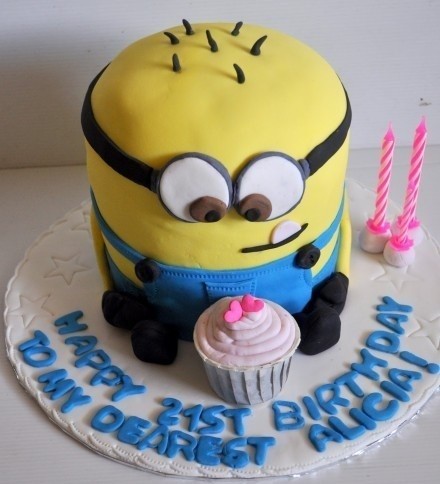小盆友们总很喜欢小黄人蛋糕!哇咔咔~。宝宝们过生日都喜欢的小黄人蛋糕，萌翻啦！