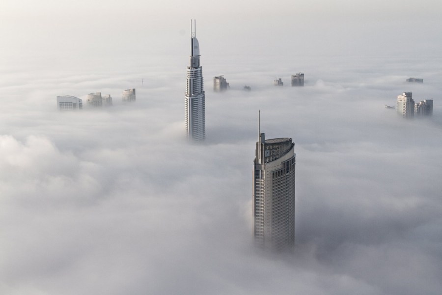 摄影师Bjoern Lauen在旁边超过1000英尺高的摩天大楼上拍摄的迪拜大雾景象。