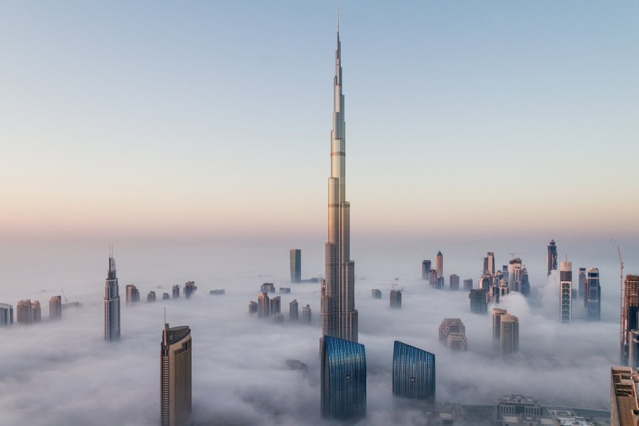 摄影师Bjoern Lauen在旁边超过1000英尺高的摩天大楼上拍摄的迪拜大雾景象。