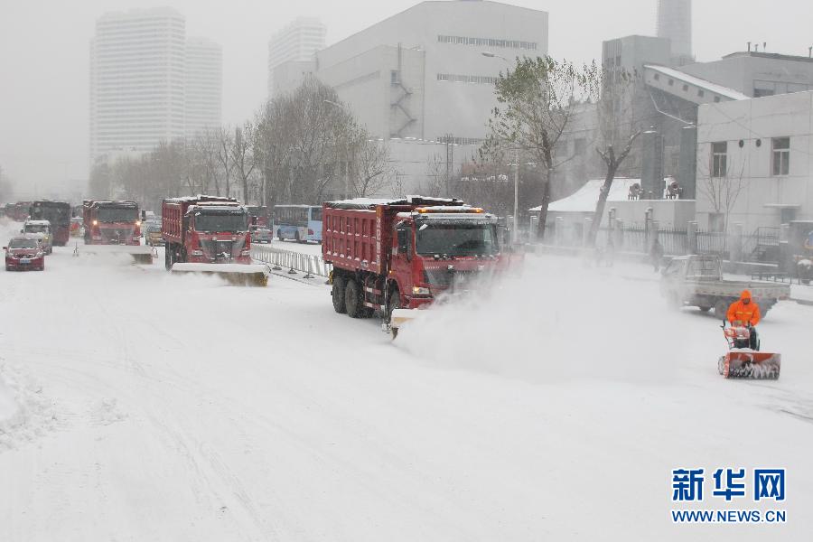 11月17日，在哈尔滨市道外区，几台清雪机在进行清雪作业。 11月16日晚开始，哈尔滨迎来入冬以来最大一场降雪。哈尔滨市气象台9时将暴雪蓝色预警提升为黄色预警，预计12小时内哈尔滨各区县市降水量将达到6毫米以上，局部10毫米以上。哈尔滨太平国际机场启动航班大面积延误黄色预警，部分高速公路封闭。