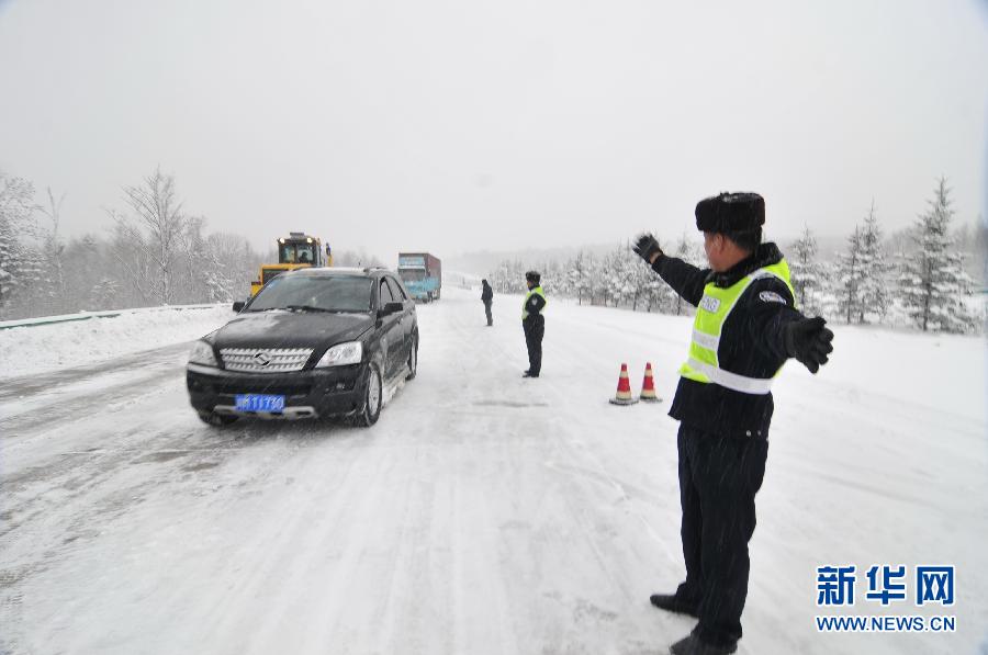11月17日，路政人员在G10高速公路哈尔滨至牡丹江段引导车辆通行。当日，黑龙江省牡丹江高速公路管理处组织全部人力物力对G10(绥芬河-满洲里)高速公路哈尔滨至牡丹江段进行清雪工作。截至16时，清雪作业仍在紧张进行，高速公路短时放行后再次关闭。11月16日开始，受东北大范围降雪影响，G10高速哈尔滨至牡丹江段(海林境内)冰雪覆盖，积雪最深达到20厘米。
