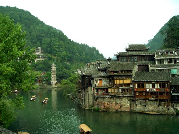 风雨边城——凤凰古城。美丽的湘西小城 除了沱江、吊脚楼和温柔的苗族少女 如今已成为文艺青年们邂逅爱情之地。