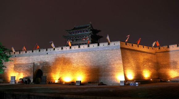 最完整的古县城——平遥。最为完整地保存了明清以来的 城墙、街道、店铺、民居等历史遗迹 独具特色，为国内所罕见