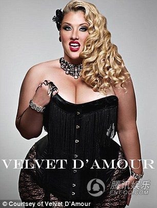 说到名模，很多人脑海里会浮现出身材高挑、瘦骨嶙峋的美女形象，不过近来在法国时尚界的T台上，一位体重高达272斤的女模火了！这名女子叫维尔维特，取“爱的天鹅绒”之意。维尔维特的出名，被时尚圈的人看作'胖模'时代要到来了。 21 岁那年，身高1.72米，体重50公斤的维尔维特进入了模特圈，不过她常被经纪人笑话太胖，她需要时刻牢记减肥，吃饭时只敢吃半饱。26岁时，维尔维特的体重已经达到了53公斤，这让她事业受阻。她说，她特别不快乐。与此同时，她发现圈内的女模特其实都在为了减肥而苦恼，甚至不惜牺牲健康。仔细思考后，维尔维特决定放弃减肥，她认为丰满的自己更漂亮。虽然不久之后她就因为体重增长而丢了模特的饭碗，她也没有对体重加以节制。 后来维尔维特去了法国发展事业，体重也一路飙升。2006年，一个偶然的机会，她被法国一本知名杂志看中，作为胖模拍了一系列服装照片，收获了不少好评。而后，她还受邀出席巴黎时装周，担任走台模特，这让她在一众瘦骨嶙峋的模特中脱颖而出，迅速蹿红，就连法国知名的服装设计师都称赞她具有特别的女性魅力。现在，找维尔维特走T台的公司很多，她还成了一个服装品牌的代言人，她的形象在不少人看来非常真实，而且也很有魅力。此外，她还多次成为著名时尚杂志的封面人物，她开心地表示，'我今年38岁了，而且我可以明确地告诉大家，我的体重是136公斤。但是我很坦然地接受自己的身材，我坚持自我，我很美丽，我很开心。'