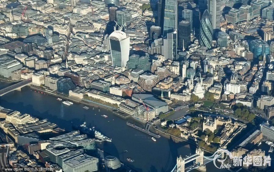 伦敦新地标摩天大楼酷似诺基亚2600手机 国际在线消息：11月21日，在英国伦敦Fenchurch街道上一栋摩天大楼的外形与诺基亚2600手机极其相像，已经成为了伦敦新的地标建筑。
