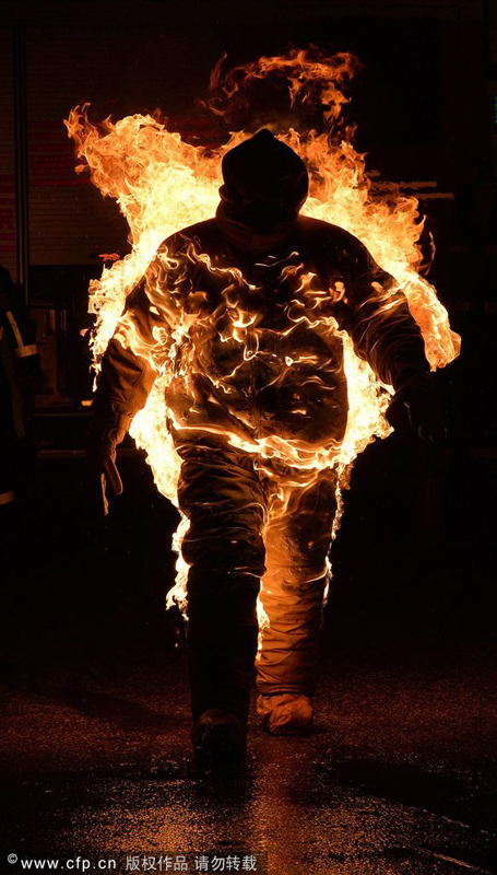 奥地利男子全身燃烧6分钟创吉尼斯纪录 当地时间2013年11月23日，奥地利萨尔斯堡，Stuntman Joe 在没有氧气供应的条件下保持全身燃烧状态共5分41秒40，创造新的吉尼斯世界纪录(图片来源：CFP)。