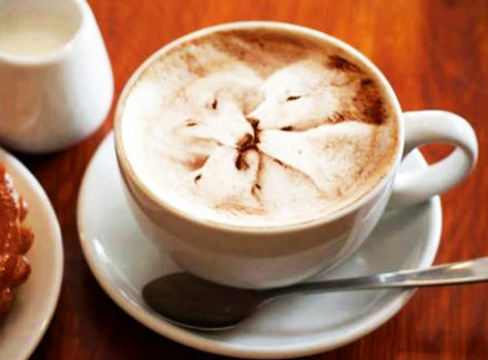拿铁Latte。拿铁咖啡(CoffeeLatte)是花式咖啡的一种。咖啡与牛奶交融的极至之作,意式拿铁咖啡为纯牛奶加咖啡,美式拿铁则将部分牛奶替换成奶泡,本地的拿铁多为此种。这么冷的天来杯热乎乎的拿铁再好不过。