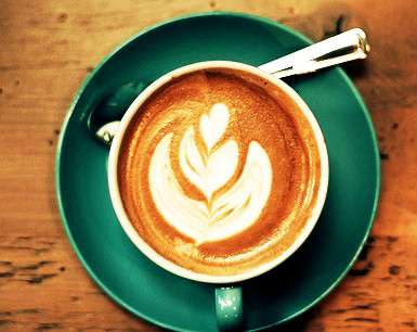 拿铁Latte。拿铁咖啡(CoffeeLatte)是花式咖啡的一种。咖啡与牛奶交融的极至之作,意式拿铁咖啡为纯牛奶加咖啡,美式拿铁则将部分牛奶替换成奶泡,本地的拿铁多为此种。这么冷的天来杯热乎乎的拿铁再好不过。