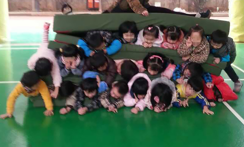 11月27日，网上曝光一张惊人的图片，幼儿园孩子叠成3层人肉坐垫，老师坐上方，称锻炼孩子抗压、团队协作能力。经爆料，这是长沙师范学院附属第一幼儿园，照片由某老师传至家长QQ群。