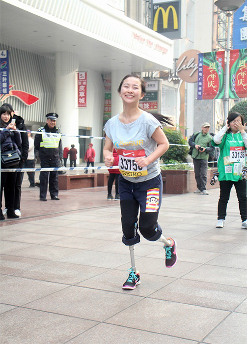 12月1日，2013年上海国际马拉松赛开跑。图为在5·12地震中失去双腿的绵竹汉旺镇舞蹈老师廖智参加五公里健身跑。
