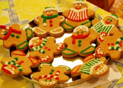 圣诞节姜饼 姜饼的英文有两种一种是Gingersnap，从字面就很好理解姜+薄而脆的饼。而另一种说法来自德语，叫Lebkuchen。总之姜饼就是圣诞节时吃的小酥饼,通常用蜂蜜、红糖、杏仁、蜜饯果皮及香辛料制成。现在还有很多种花样，什么巧克力姜饼、姜饼小屋之类的。