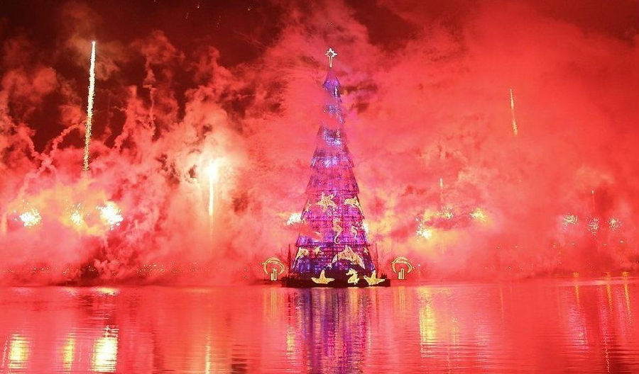巴西里约为世界最大“水上圣诞树”举行亮灯仪式 当地时间2013年11月30日，巴西里约热内卢，世界最高“水上圣诞树”亮灯仪式举行。据悉，这棵高85米的圣诞树上悬挂了3百万只小型灯，并成为世界最高水上圣诞树。圣诞节氛围越来越浓，期待今年的圣诞能是一个白色圣诞吧!