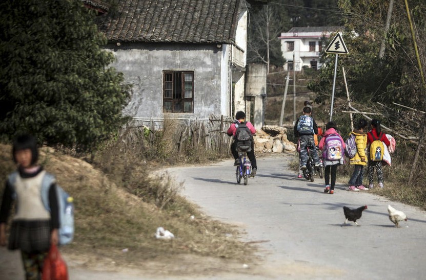 12月4日，湖南湘乡梅桥镇，水潭小学下午3点半便放学，学校大部分孩子都是留守儿童。