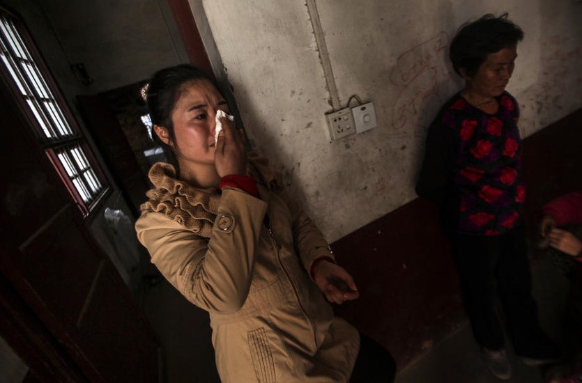 12月4日，湖南湘乡梅桥镇，受害人小姿母亲对孩子突如其来的事件感到意外，她见过校长，根本没发现他是这种人。女儿遭受如此伤害让这位母亲感到十分痛苦。