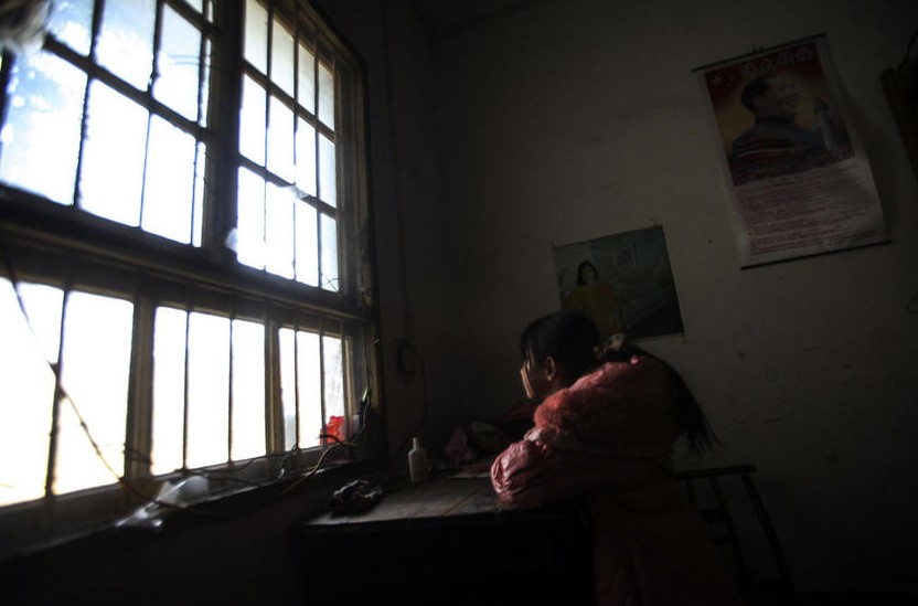 12月4日，湖南湘乡梅桥镇，受害人小聪(化名)放学后回到家中，9岁的她并不知道校长当时对她做了什么，会对她以后的人生有什么影响。