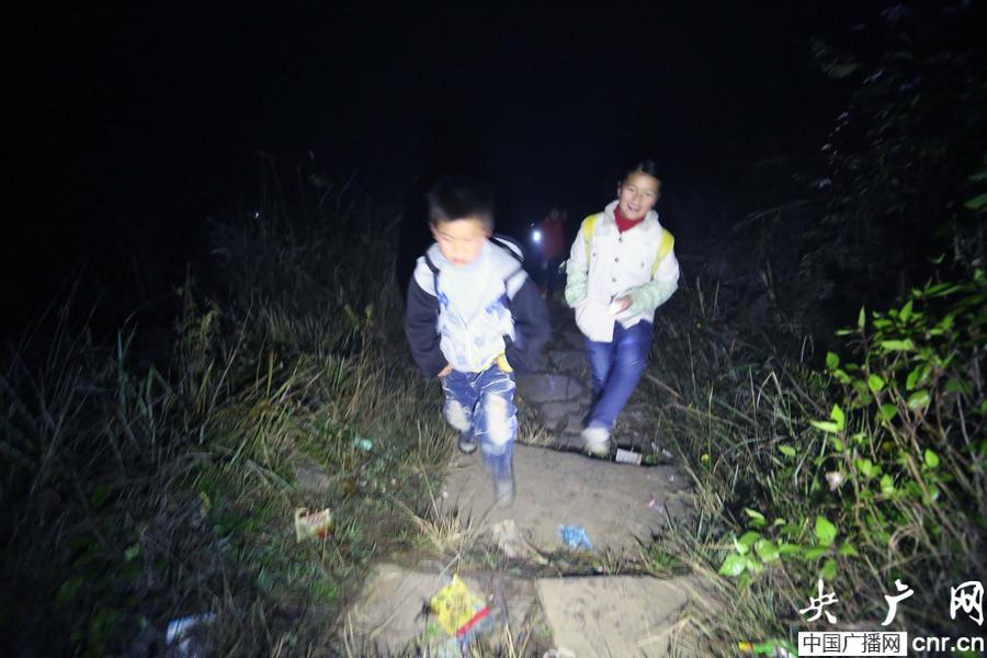 12月2日，李言言、李云云姐弟俩走在上学路上。