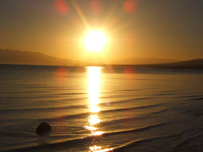 美丽的青海湖日出瞬间 让人迷醉！