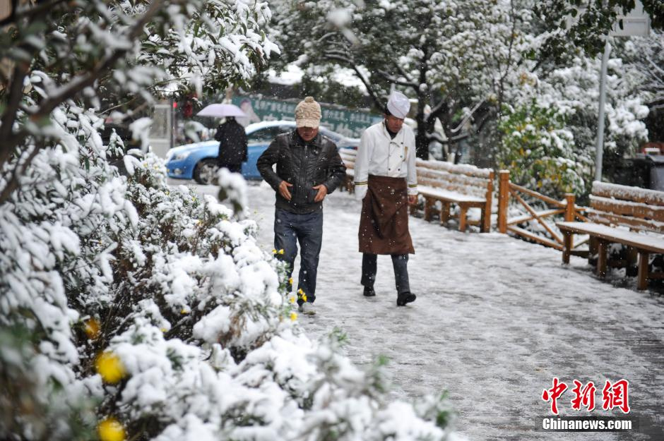2013年12月16日，受到强冷空气影响，昆明连续两日降雪，城区一片银装素裹，分外美丽。