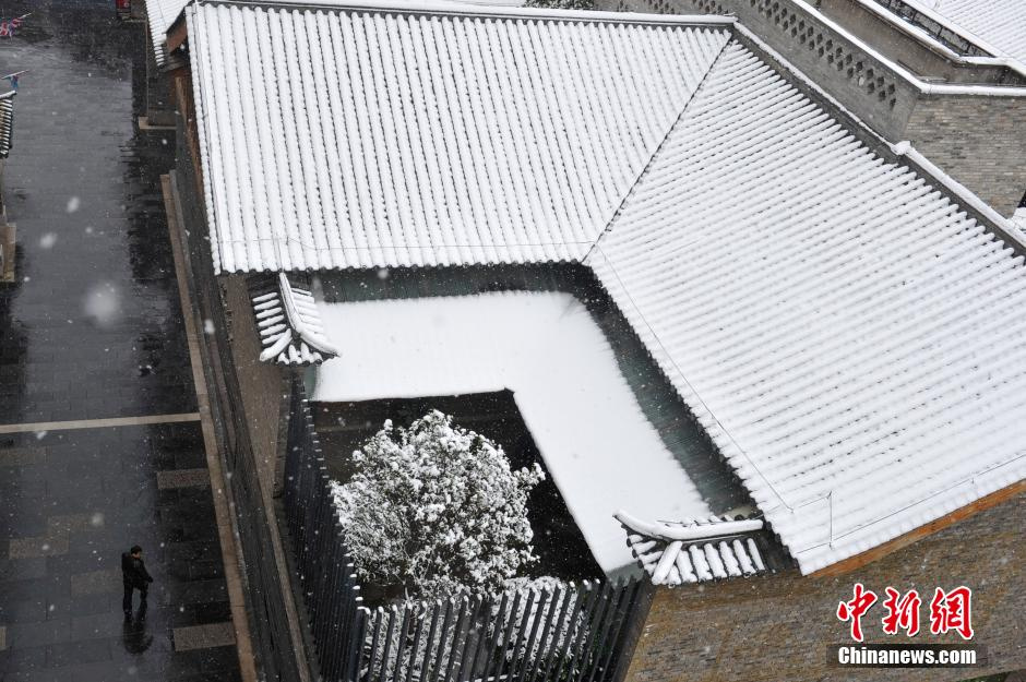 013年12月16日，昆明连续两日降雪，城区一片银装素裹，分外美丽。