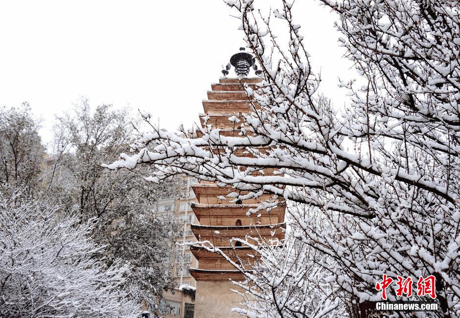 2013年12月16日，“春城”昆明迎来一场难得一见的大雪，整座城市笼罩在美丽的白雪之中。图为昆明著名地标建筑西寺塔。