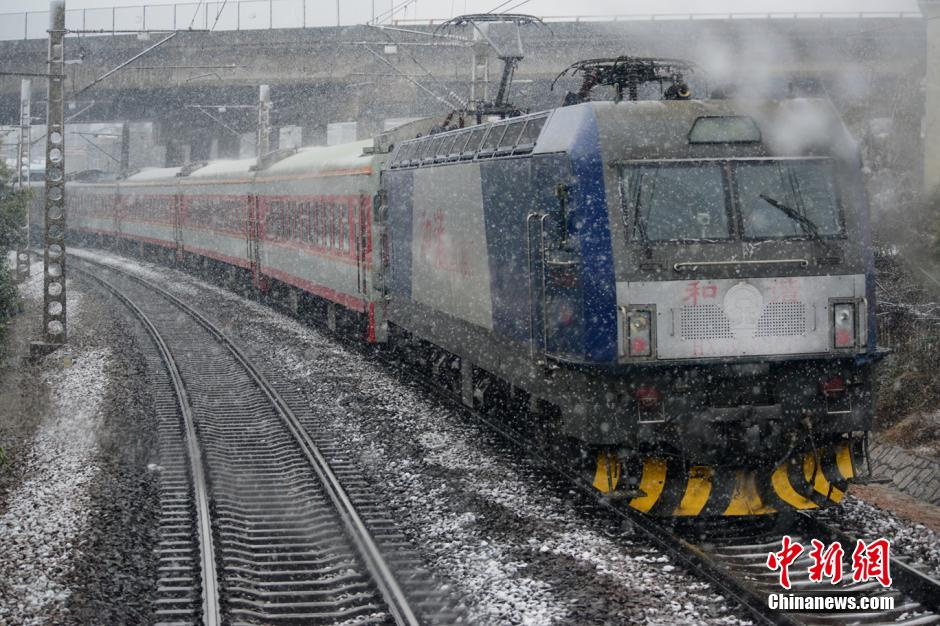 2013年12月14日至15日，云南省多地迎来今冬的第一场雪。昆明铁路局管内沪昆、南昆、水红、威红等铁路不同程度遭遇雨雪和强降温天气，给铁路安全畅通带来严峻考验。为保行车安全，该局启动应急预案，加强运输调度指挥等。图为一趟旅客列车安全行运在沪昆线上。